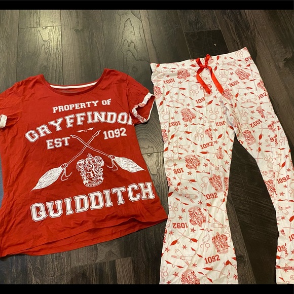 Harry Potter Gryffindor Quidditch Pajama Set - Picture 1 of 3